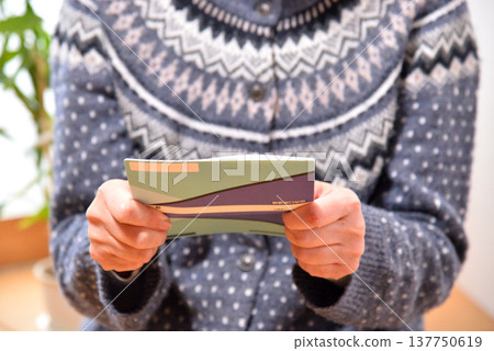 老年人檢查他們的儲蓄存摺 137750619