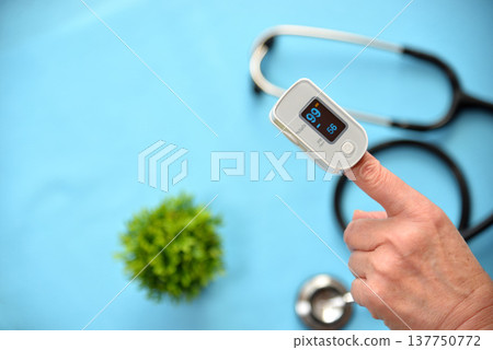 Oxygen saturation measurement (pulse oximeter) and stethoscope 137750772