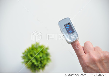 Oxygen saturation measurement (pulse oximeter) 137750773