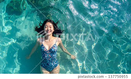 一位穿著泳衣的年輕女士 137750955