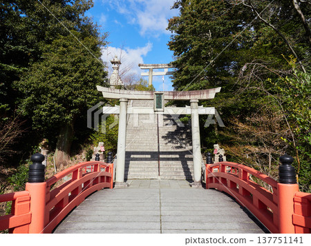 冬季白天名古屋市城山八幡神社鳥居的景色 冬季白天名古屋市城山八幡神社鳥居的景色 137751141