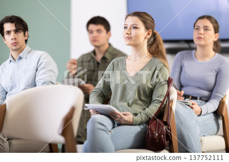 Young girl taking part in a university seminar with other students 137752111