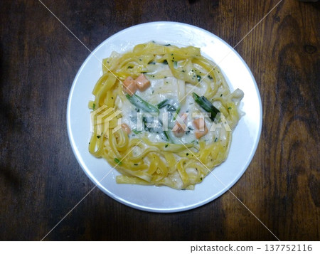 冷凍鮭魚菠菜奶油義大利麵 137752116