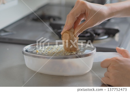 孩子的手在磨薑 孩子的手在磨薑 137752473
