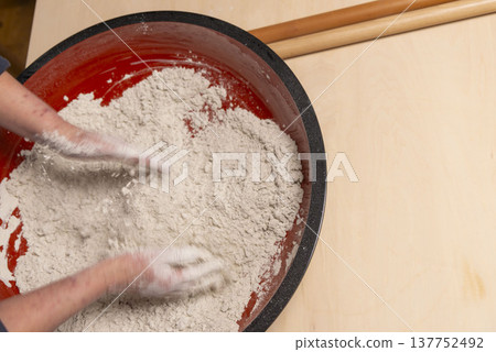 一位製作手工蕎麥麵的工匠 137752492