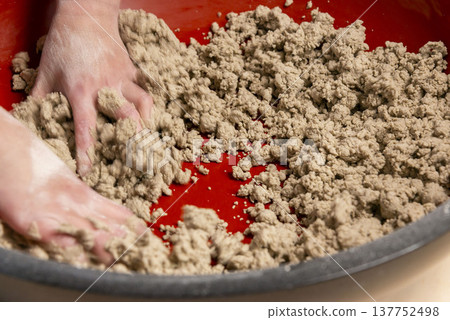 一位製作手工蕎麥麵的工匠 一位製作手工蕎麥麵的工匠 137752498