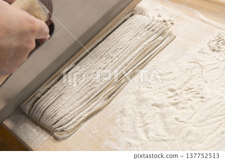 一位製作手工蕎麥麵的工匠 137752513