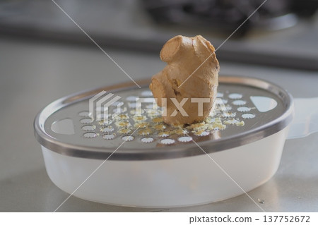 想像一下磨碎生薑的樣子。 想像一下磨碎生薑的樣子。 137752672