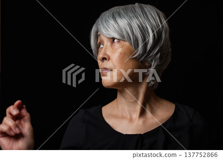 一位面露驚恐、頭髮花白的老婦人 137752866