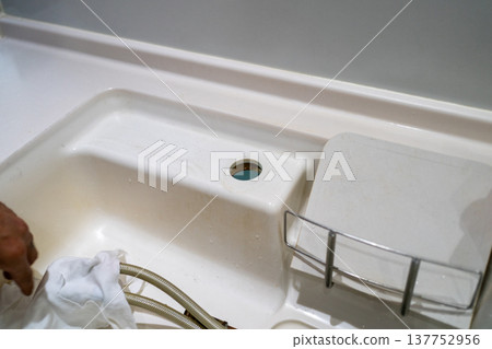 拆掉廚房水龍頭。 137752956