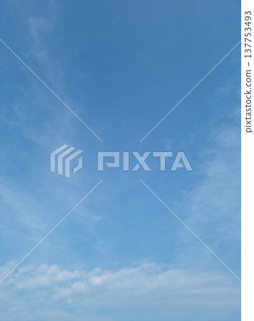 Blue sky with feathery clouds 137753493