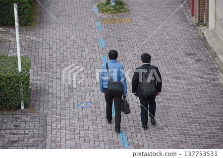 冬日清晨，一位上班族走在城市街道上，鏡頭從高處拍攝。 137753531