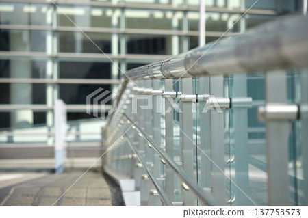 名古屋市一條道路上的人行天橋一景。 137753573