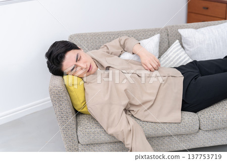睡在沙發上的男人 137753719