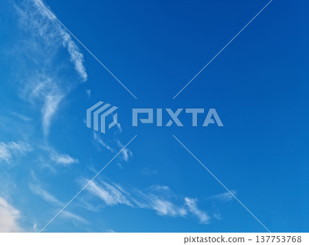 Blue sky with feathery clouds 137753768