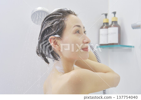 女人在淋浴間沖洗頭髮 137754040