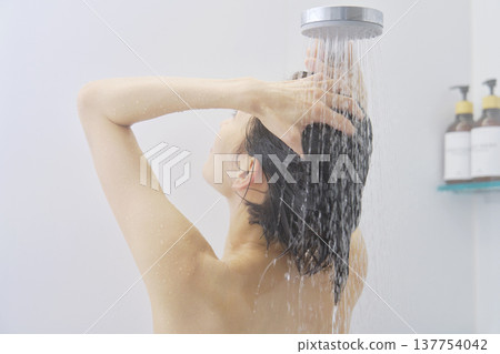 女人在淋浴間沖洗頭髮 137754042