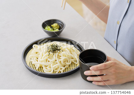 一位女士在客廳吃笊籬烏龍麵（無臉） 137754046