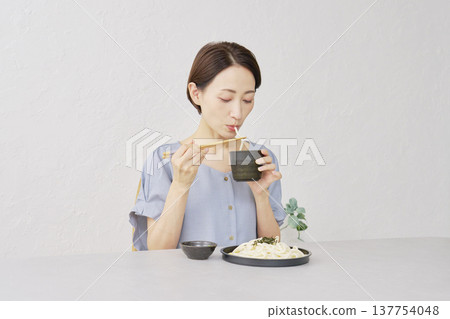 一位女士在客廳吃笊籬烏龍麵 137754048