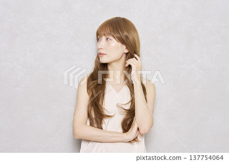 棕髮中年女性肖像，灰色背景 137754064