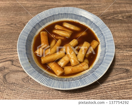 看起來很美味的炒年糕。 看起來很美味的炒年糕。 137754292