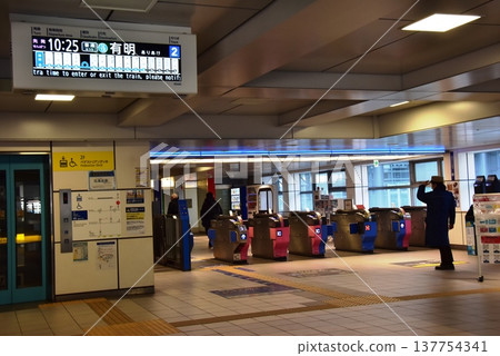 東京,百合海鷗線新橋站檢票口前。 東京,百合海鷗線新橋站檢票口前。 137754341
