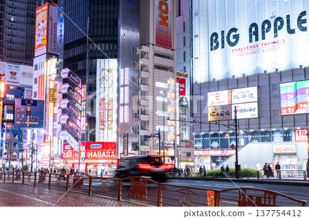 “東京”秋葉原電器城/城市夜景 “東京”秋葉原電器城/城市夜景 137754412
