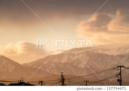 [Shonai Scenery] Mt. Gassan and the sunrise as seen from the town 137754471