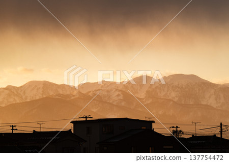 [Shonai Scenery] Mt. Gassan and the sunrise as seen from the town 137754472
