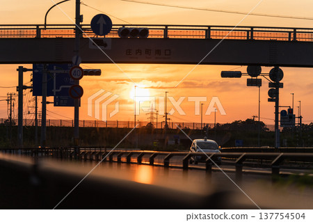 [Evening view of Shonai] Pedestrian overpass and sunset 137754504