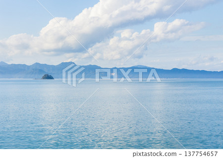 從久津橙線（九州一條風景絕美的鐵路）的車窗望出去，可以看到俯瞰八代海的壯麗景色。 137754657