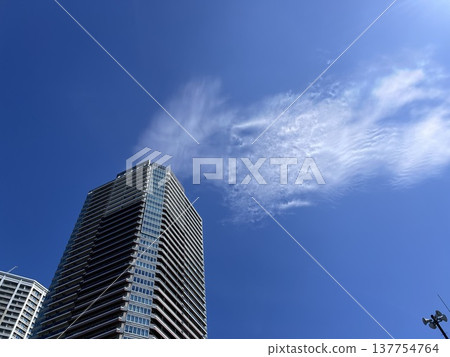The towering apartment building and the blue sky I looked up at The towering apartment building and the blue sky I looked up at 137754764