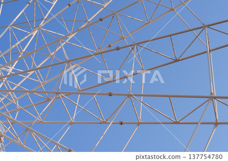 摩天輪中心軸和鋼架結構的特寫鏡頭，背景是藍天。 137754780