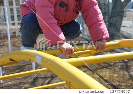一張5歲女孩在公園玩耍的照片。 137754907