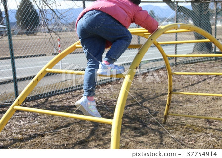一張5歲女孩在公園玩耍的照片。 一張5歲女孩在公園玩耍的照片。 137754914