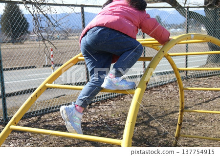 一張5歲女孩在公園玩耍的照片。 一張5歲女孩在公園玩耍的照片。 137754915