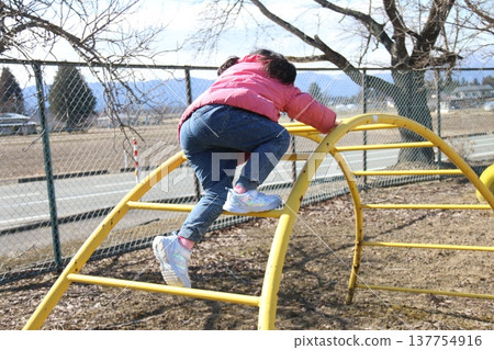 一張5歲女孩在公園玩耍的照片。 一張5歲女孩在公園玩耍的照片。 137754916