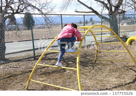 一張5歲女孩在公園玩耍的照片。 一張5歲女孩在公園玩耍的照片。 137755026