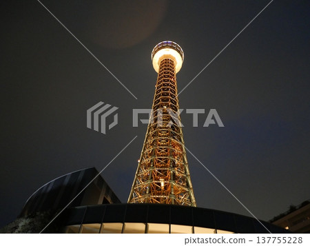 夜空中，海洋塔閃耀著金色的光芒。 137755228