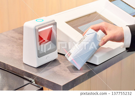 使用條碼掃描器掃描商品進行自助結帳。 使用條碼掃描器掃描商品進行自助結帳。 137755232