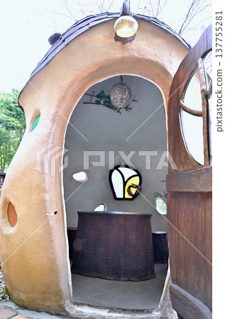 一間小屋,看起來就像是從圖畫書中走出來的一樣。 一間小屋,看起來就像是從圖畫書中走出來的一樣。 137755281