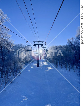 在陽光明媚的日子裡,野澤溫泉滑雪場的山彥滑雪纜車。 在陽光明媚的日子裡,野澤溫泉滑雪場的山彥滑雪纜車。 137755323