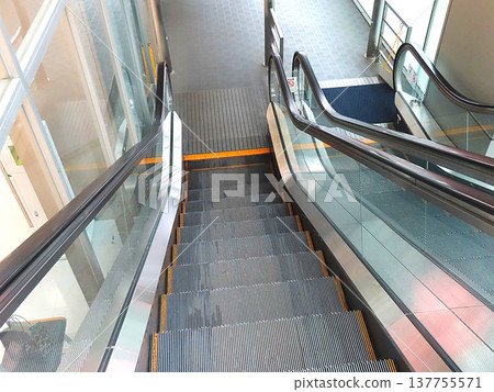 Escalator Escalator 137755571