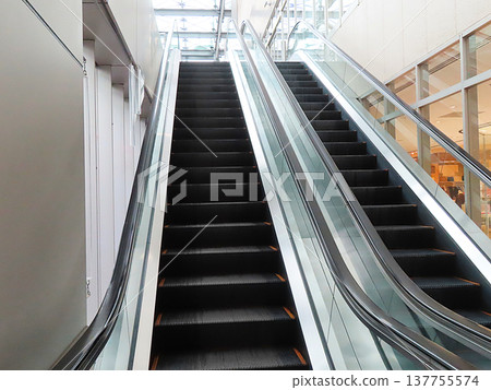 Escalator Escalator 137755574