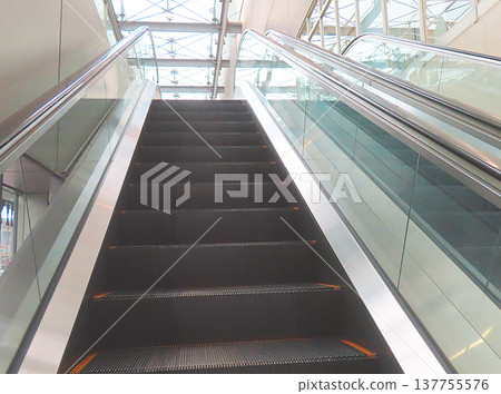 Escalator Escalator 137755576