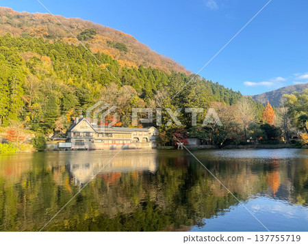 Autumn scenery of Lake Kinrin in Yufuin Japan with reflection 137755719