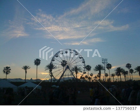 夕陽照亮的摩天輪 137756037