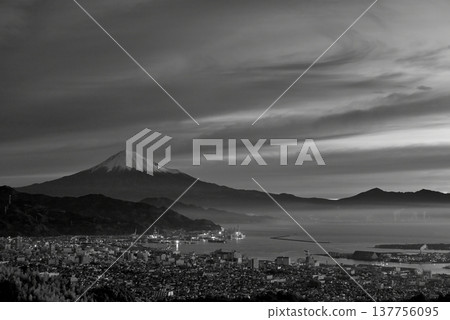 靜岡縣日本平市的日出,遠處可見白雪皚皚的富士山(黑白照片) 靜岡縣日本平市的日出,遠處可見白雪皚皚的富士山(黑白照片) 137756095