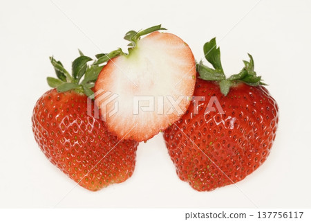 Bright red strawberries, "Ookimi" variety, from Kochi Prefecture. Bright red strawberries, "Ookimi" variety, from Kochi Prefecture. 137756117