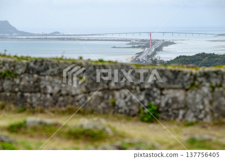 從勝連城遺址看到的海中路和濱比嘉橋。 從勝連城遺址看到的海中路和濱比嘉橋。 137756405